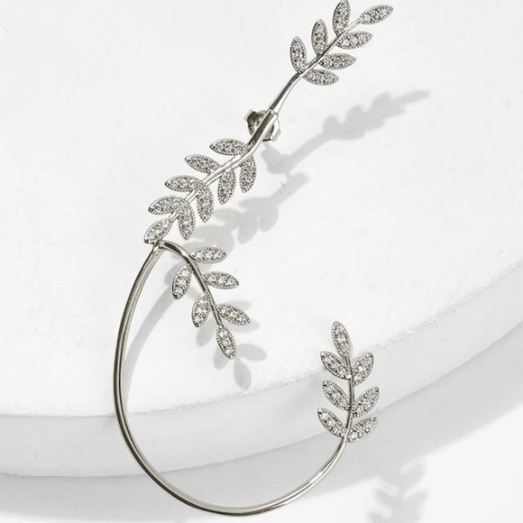 Beautiful ear climber earring in silver or gold. - Picture 8 of 9